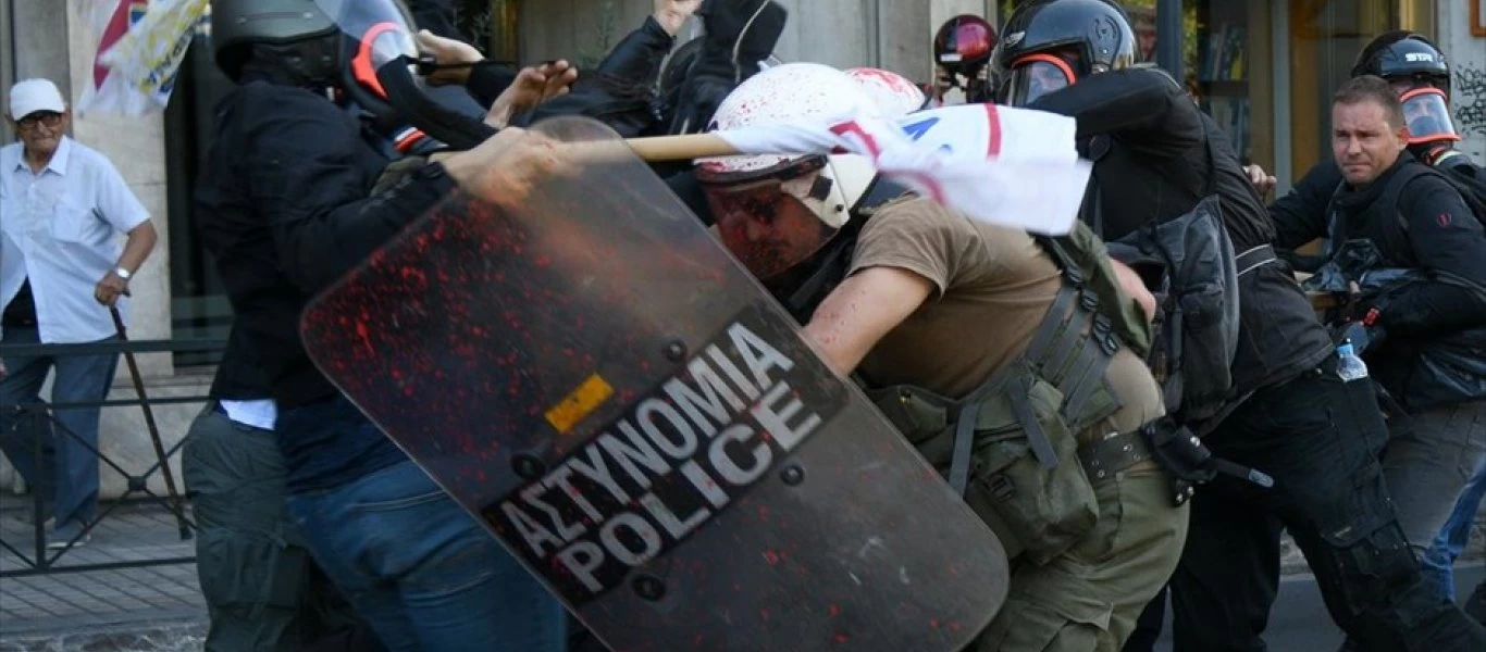 Επεισόδια στην πορεία των εκπαιδευτικών - Αυξημένη κίνηση στο κέντρο της Αθήνας (φώτο)